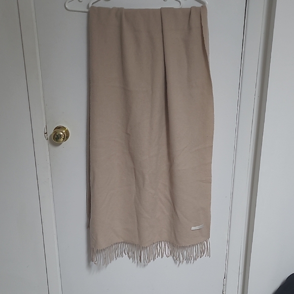 Elegant Beige Scarf with Fringe - Picture 2 of 4